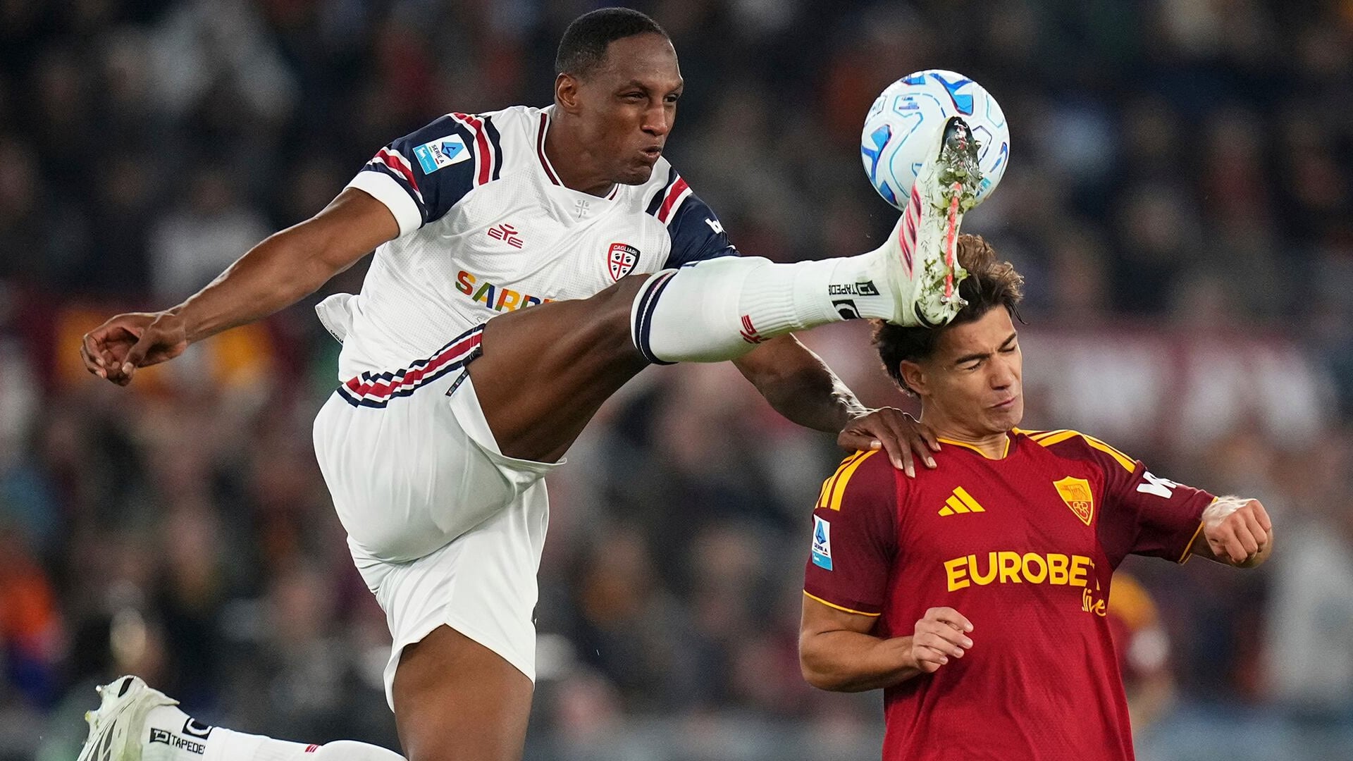 Yerry Mina, de Cagliari, y Emanuele Lulli, de Roma, compiten por el balón durante el partido de fútbol italiano de la Serie A entre Roma y Cagliari, en Roma, el martes, 27 de octubre.