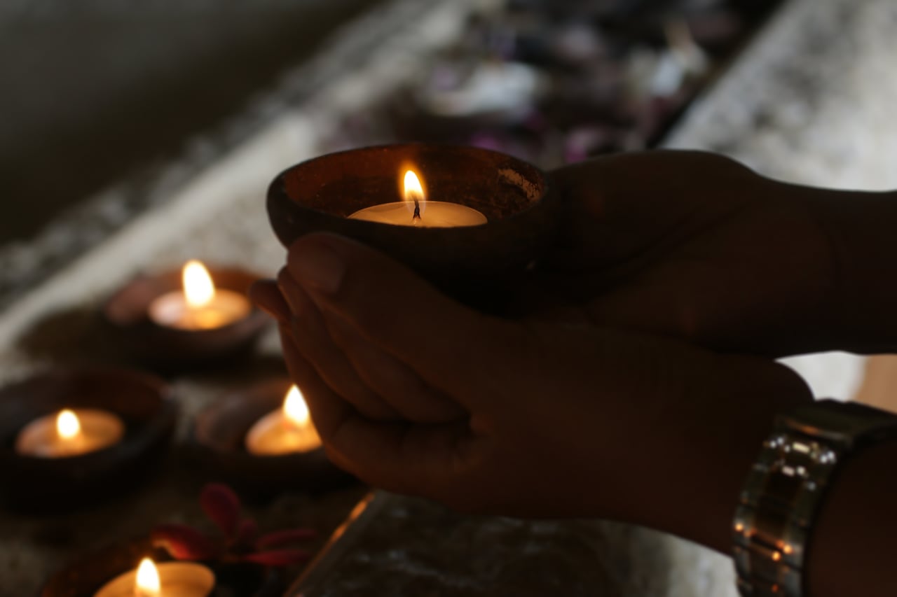 El Sábado Santo se celebra la bendición del fuego, que simboliza la purificación y el nuevo nacimiento en el Bautismo.