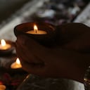 El Sábado Santo se celebra la bendición del fuego, que simboliza la purificación y el nuevo nacimiento en el Bautismo.