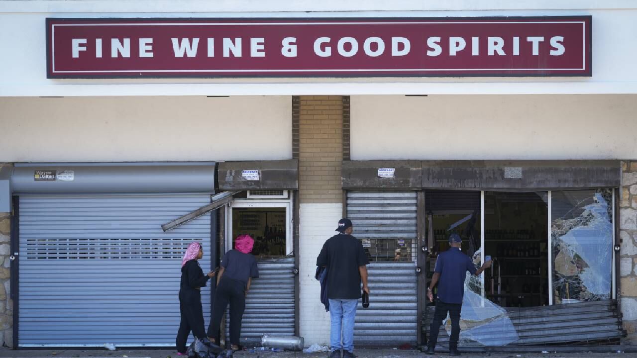 Al menos 100 personas participaron en los disturbios.