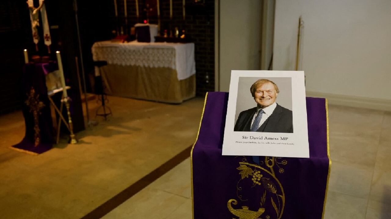 Fotografía del diputado conservador David Amess que fue expuesta durante una celebración litúrgica realizada en el sudeste de Inglaterra.