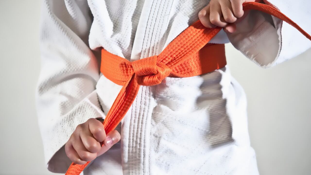 El niño, que no ha sido identificado, se unió al Club Deportivo de Artes Marciales Chongde Juying en Qingdao, Shandong, para tomar una clase de defensa personal.