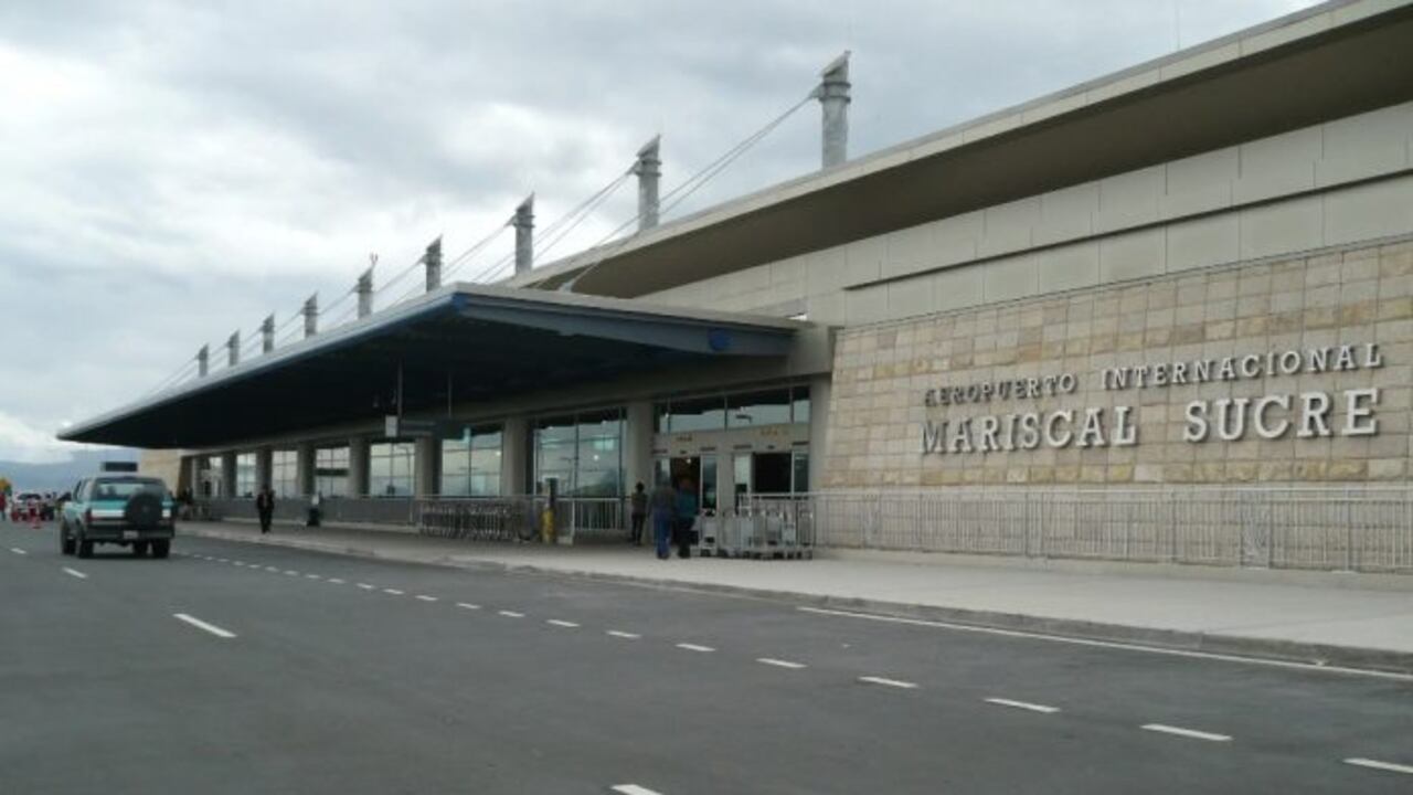 Reportan que manifestantes bloquean acceso al aeropuerto internacional Mariscal Sucre de Quito, Ecuador. Foto: Twitter @amg9847