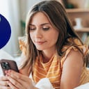 Imagen de referencia de mujer revisando sus mensajes de WhatsApp.