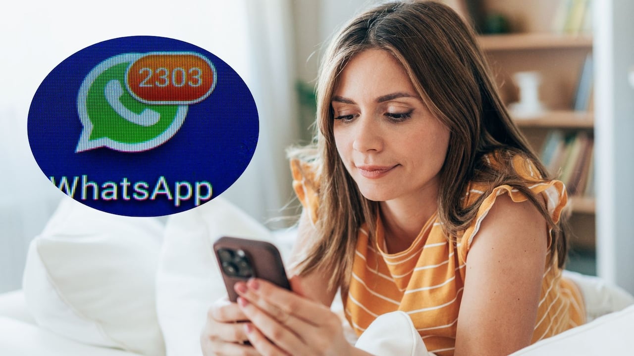 Imagen de referencia de mujer revisando sus mensajes de WhatsApp.