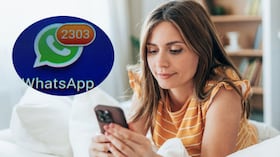 Imagen de referencia de mujer revisando sus mensajes de WhatsApp.