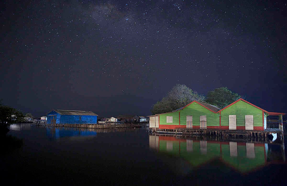 Frente a la iglesia de Nueva Venecia encontré la ropa ensangrentada de catorce pescadores asesinados una mañana del 22 de noviembre del año 2000. En total, fueron cuarenta las víctimas de los paramilitares de las AUC. Vi la gente huyendo despavorida, pero con la esperanza de regresar. Lo hice para entender los sueños de un pueblo construido sobre palafitos que anhela vivir en paz. 