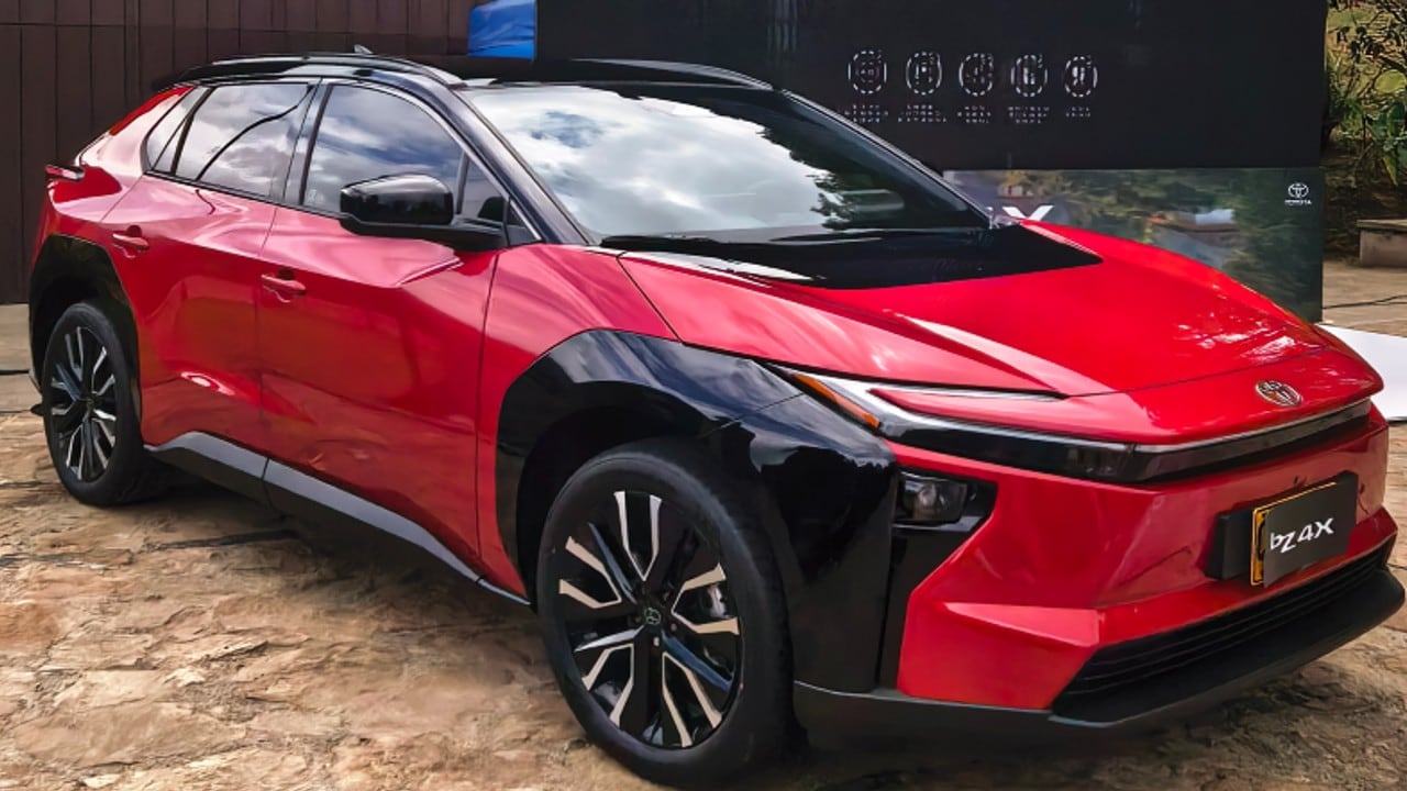 El Toyota BZ4X es el primer vehículo eléctrico de la marca en Colombia