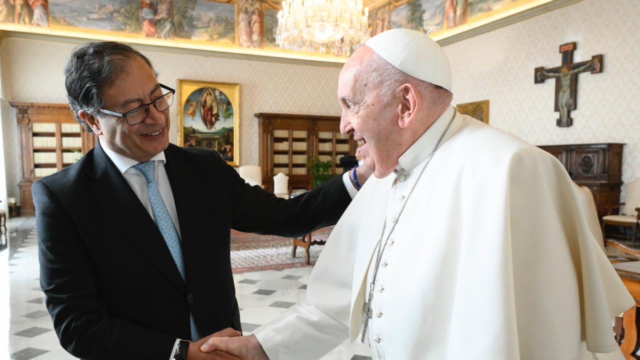Gustavo Petro y el Papa Francisco en El Vaticano.