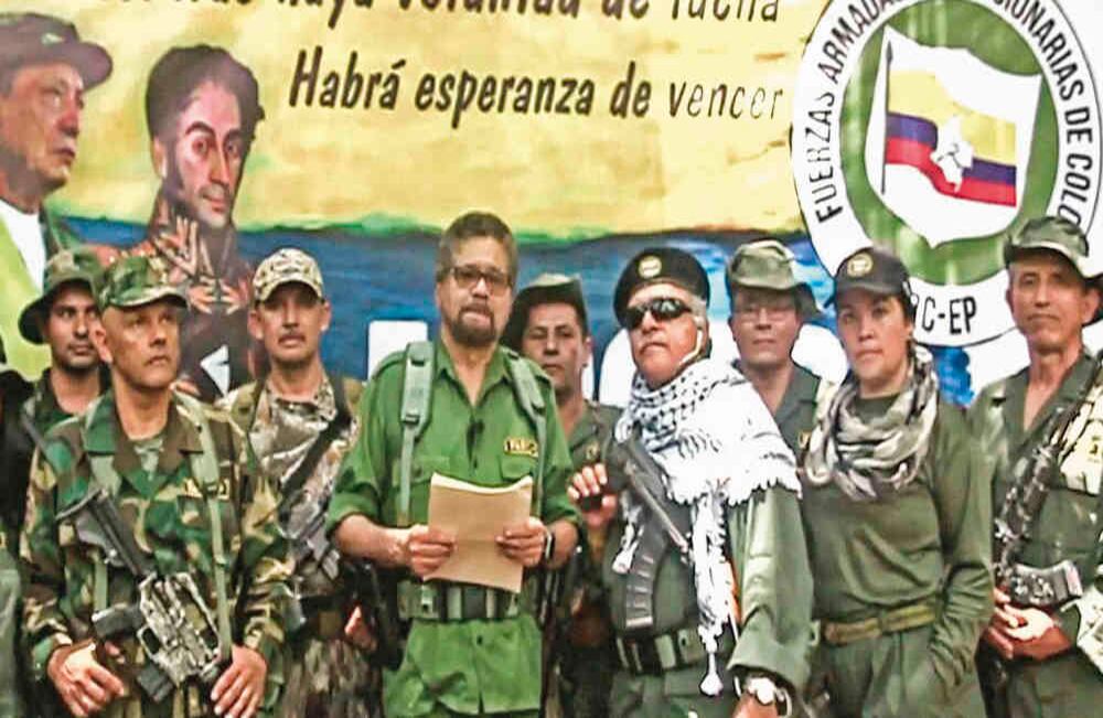 Golpe a la paz: “Anunciamos al mundo que ha comenzado la segunda Marquetalia bajo el amparo del derecho universal que asiste a todos los pueblos del mundo de levantarse en armas contra la opresión”. Con este mensaje, difundido por redes sociales, Iván Márquez y una veintena más le anunciaron al mundo su retorno a las armas. Sin duda, este es uno de los momentos más duros para el proceso de paz con las Farc, Sin embargo, Rodrgo Londoño llamó a la calma y pidió confiar en la mayoría de excombatientes que regresaron a la legalidad. 