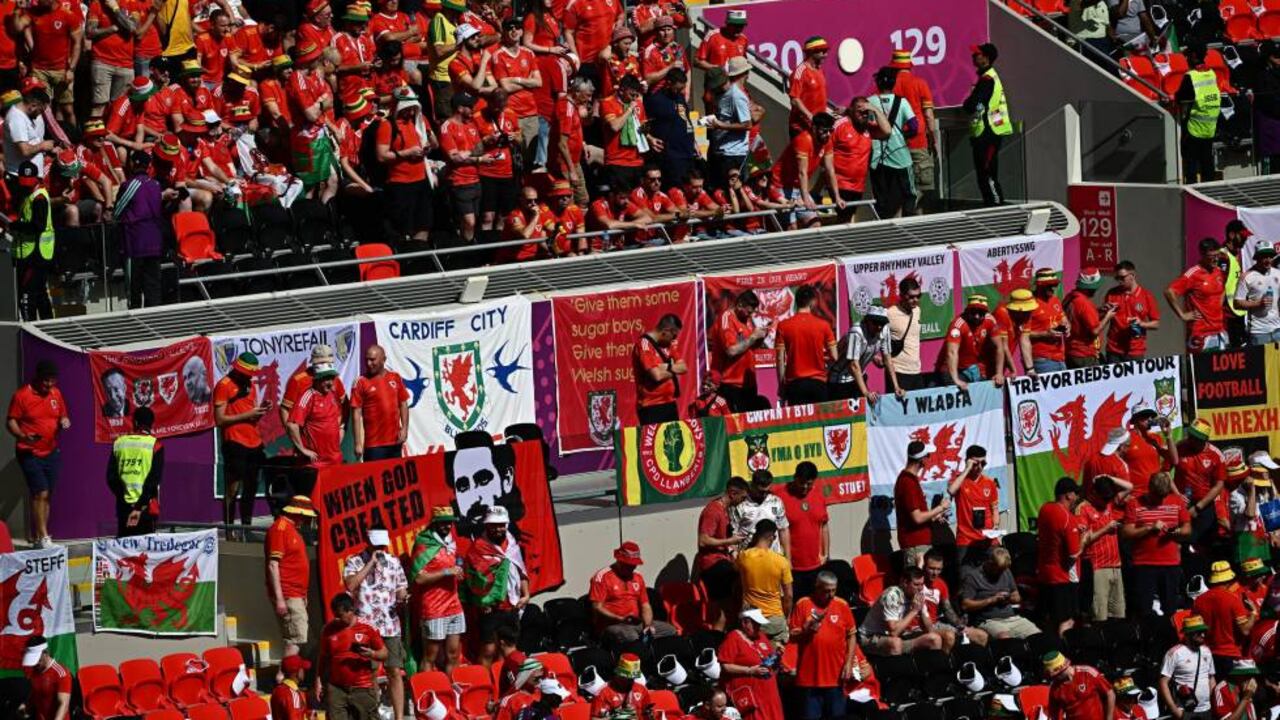 Miles de hinchas han llegado desde Gales hasta Qatar para acompañar a su selección en el Mundial. Foto: AFP.