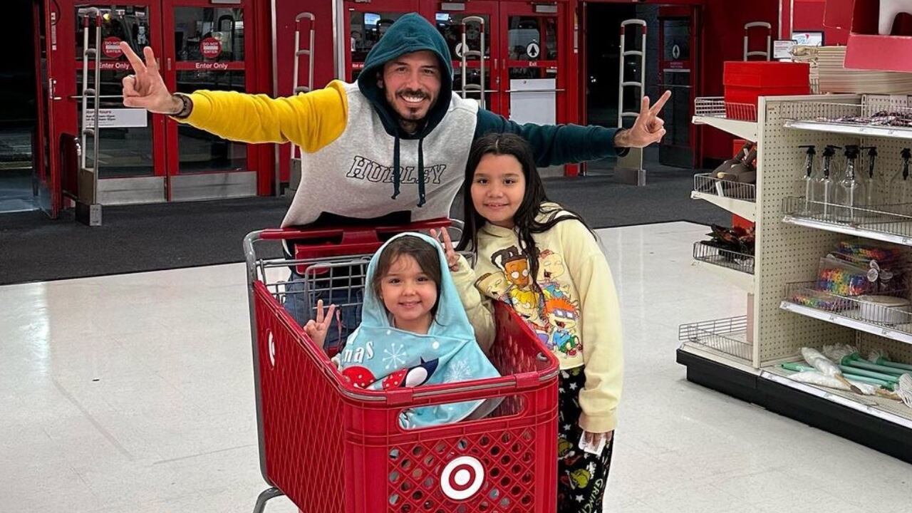 “Darle gracias a Dios por ponerme en el camino a Paula, a esas dos maravillosas hijas. Voy a jugar el partido más importante de mi vida y lo voy a hacer al lado de mi complemento de vida para seguir blindando nuestro amor y poder salir adelante cada día”, dijo Vega hace unos días.