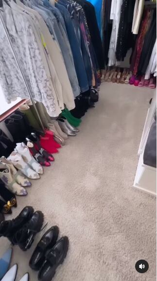 Luisa Fernanda W mostró algunos de los zapatos que integran su colección.