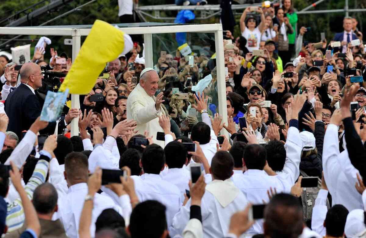 Su paso en el papamóvil estuvo lleno de emoción. Carlos Julio Martínez / SEMANA