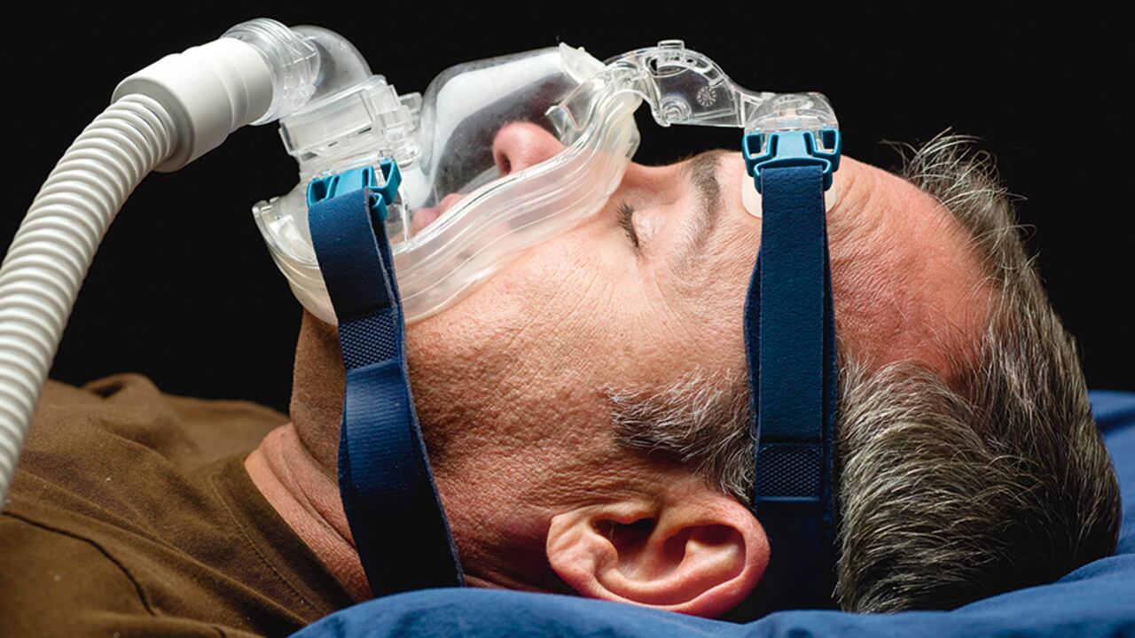 La apnea es una obstrucción derivada de la anatomía del cuello o de la obesidad, que se resuelve con el APPC, pues inyecta aire a presión. Con esa sencilla solución, se reduce el riesgo de demencia.