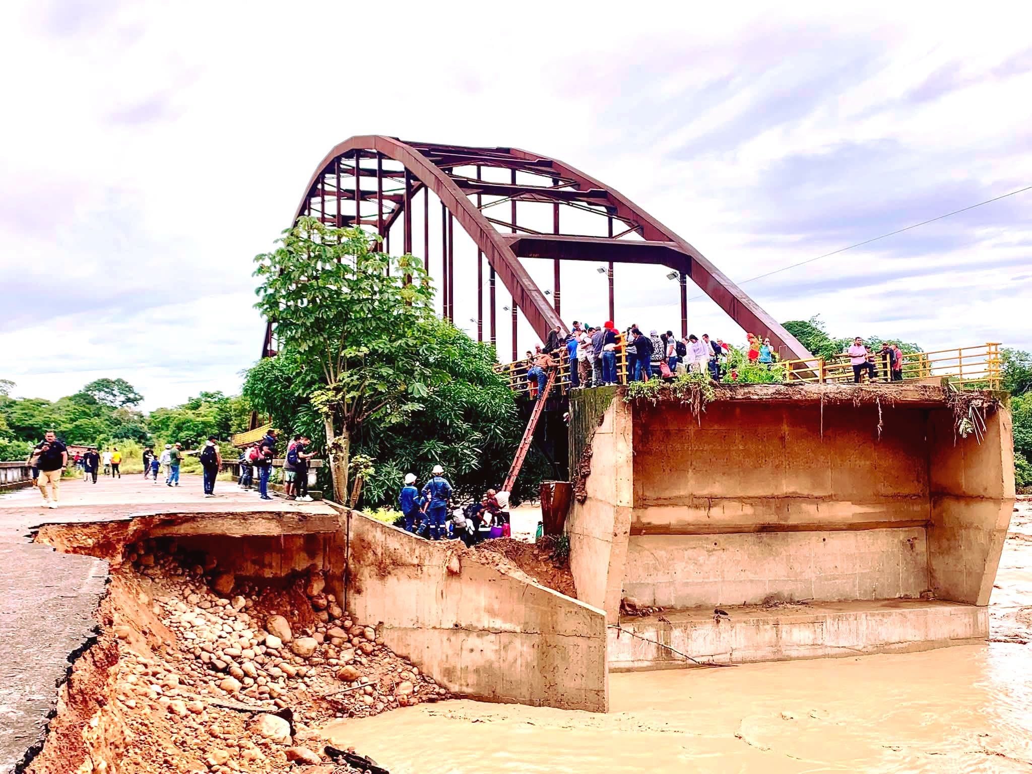 Tres puentes cayeron en Arauca producto de las inundaciones.