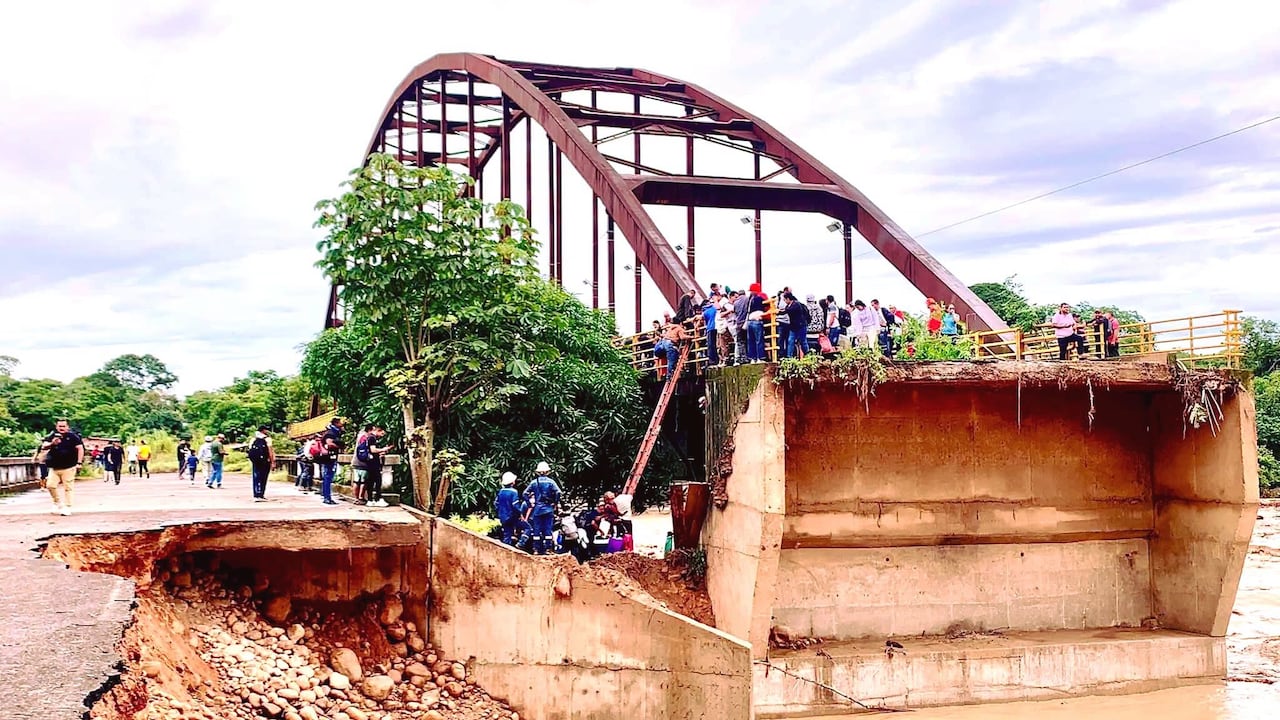 Tres puentes cayeron en Arauca producto de las inundaciones.