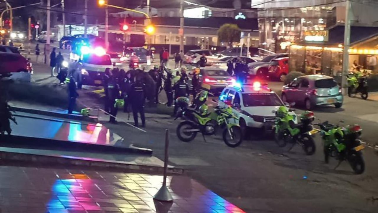 , el atraco fue perpetrado por cuatro ladrones, quienes ingresaron al local sobre las 6:00 p.m. Allí, las personas que se encontraban fueron despojadas de sus pertenencias, pero las autoridades lograron la captura de uno de los sujetos, que al parecer estaría implicado en el asalto. Foto: X @sriosconto