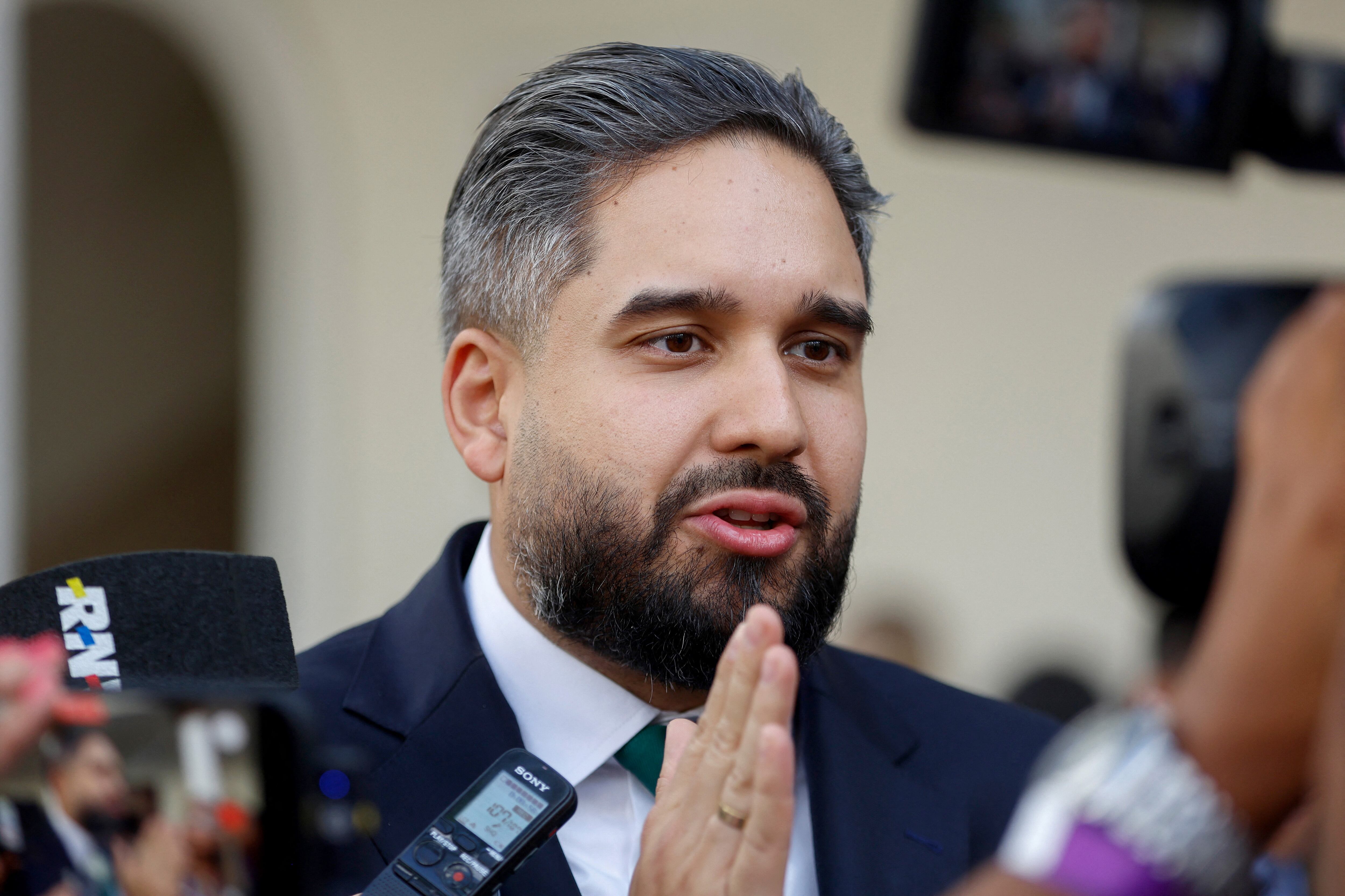 El diputado Nicolás Maduro Guerra atendió a la prensa al término de una sesión parlamentaria.