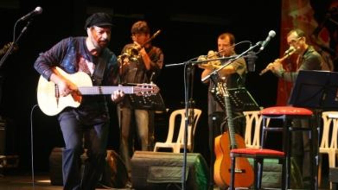 Joao Bosco tocando en el teatro Amira de la Rosa en Barranquilla.