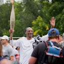 SAINT DENIS, SEINE-SAINT-DENIS, FRANCE - JULY 26: American rapper Snoop Dogg is seen carrying the Olympic flame during the torch relay ahead of the Summer Olympic Games Paris 2024 on July 26, 2024 in the Saint-Denis commune of Paris, France. (Photo by Remon Haazen/Getty Images)