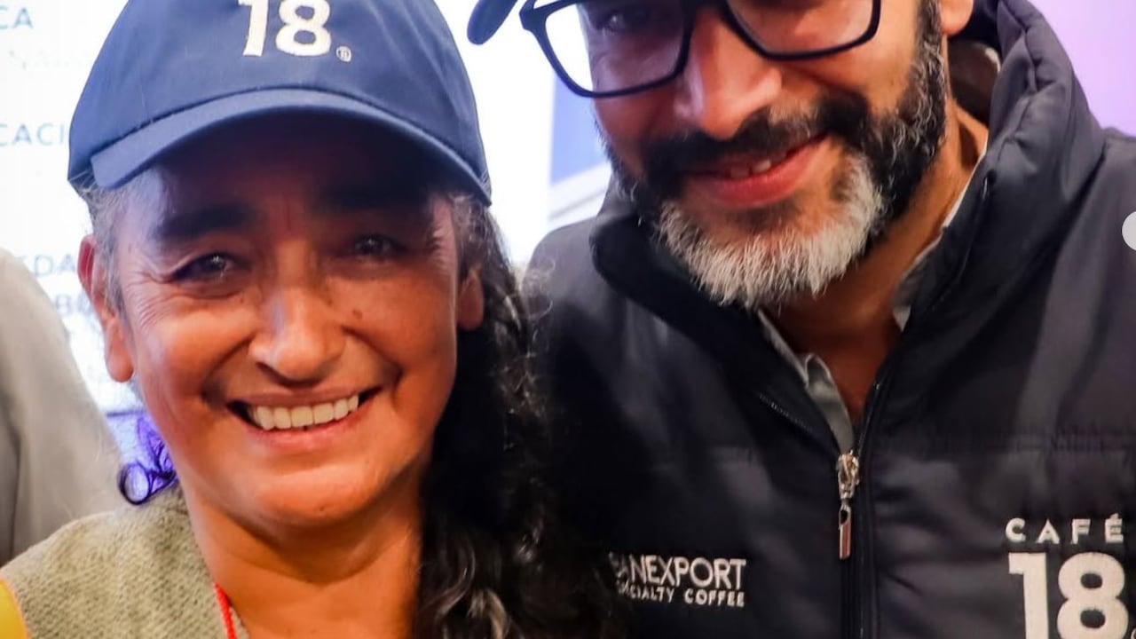 María Nilsa Garzón Díaz, caficultora de Rosas-Cauca, junto Julian Ruiz, de Banexport, el comprador de un singular café, el más caro vendido en la subasta internacional más importante de la feria Cafés especiales.