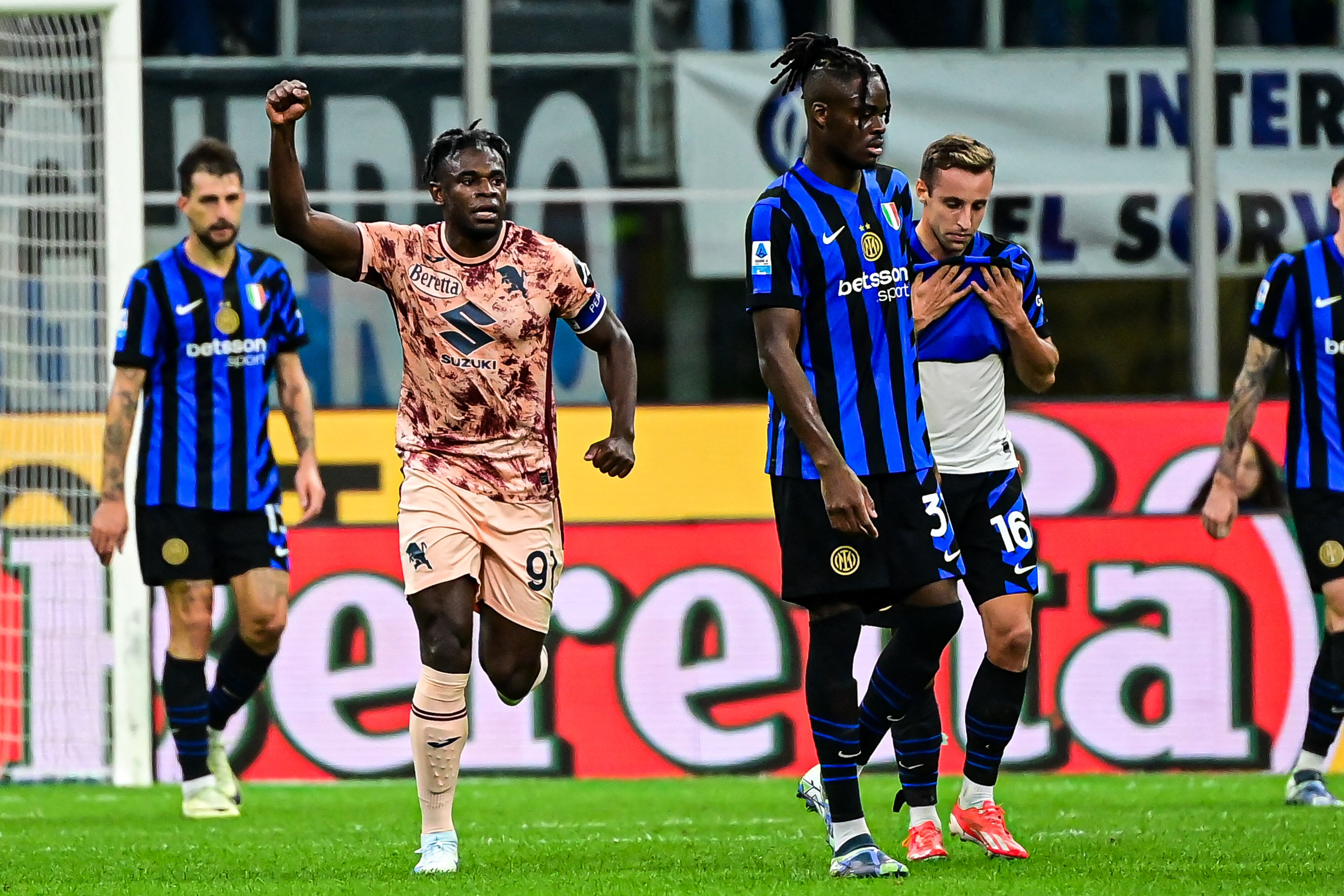 Torino's Colombian forward #91 Duv�n Zapata celebrates after scoring his team first goal during the Italian Serie A football match between Inter Milan and Torino at San Siro Stadium in Milan on October 5, 2024. (Photo by Piero CRUCIATTI / AFP)