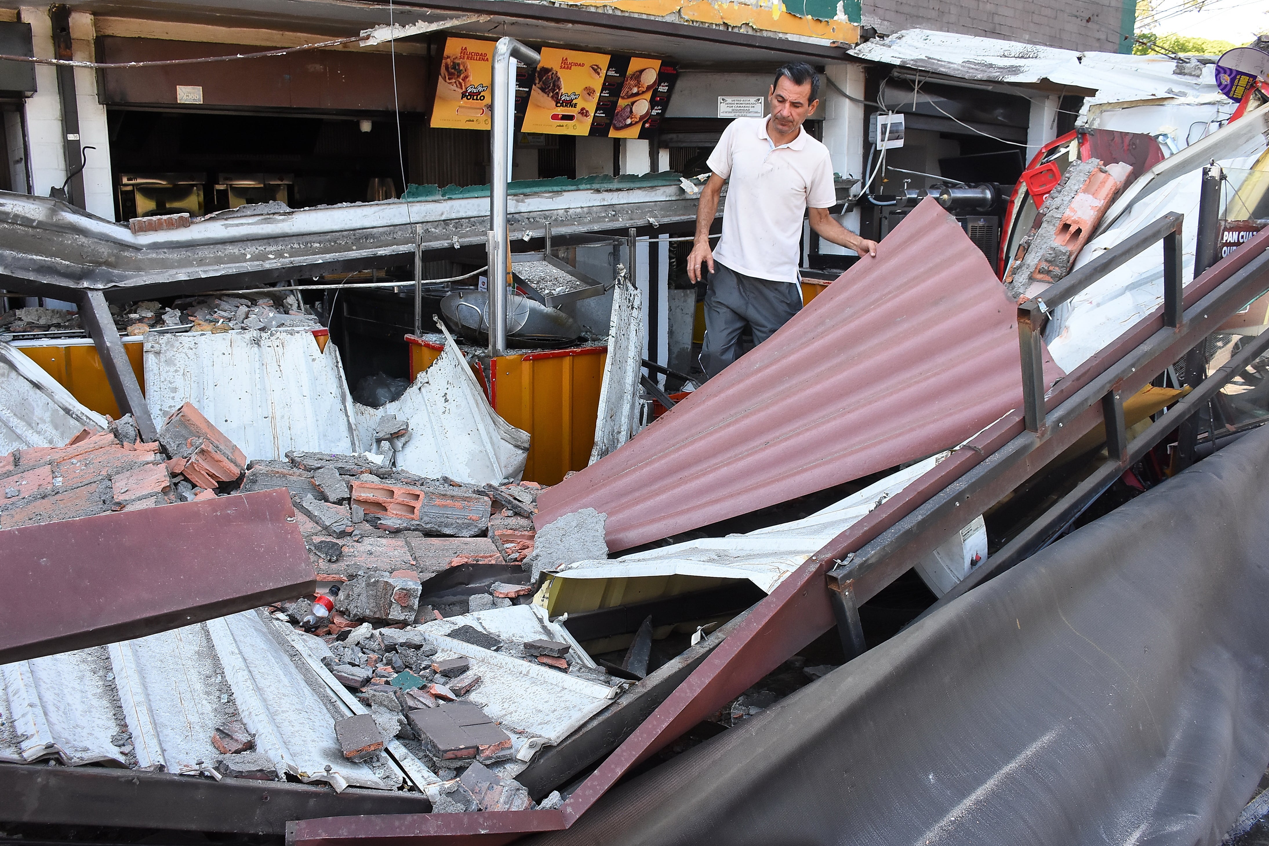 Terremoto en Cali, Colapso de infraestructura en diferentes lugares de la ciudad. Clínica de Colores, DESA, Galería Alameda, Edificaciones sobre la avenida roosvelt y al frente del coliseo de Hockey Miguel Calero.