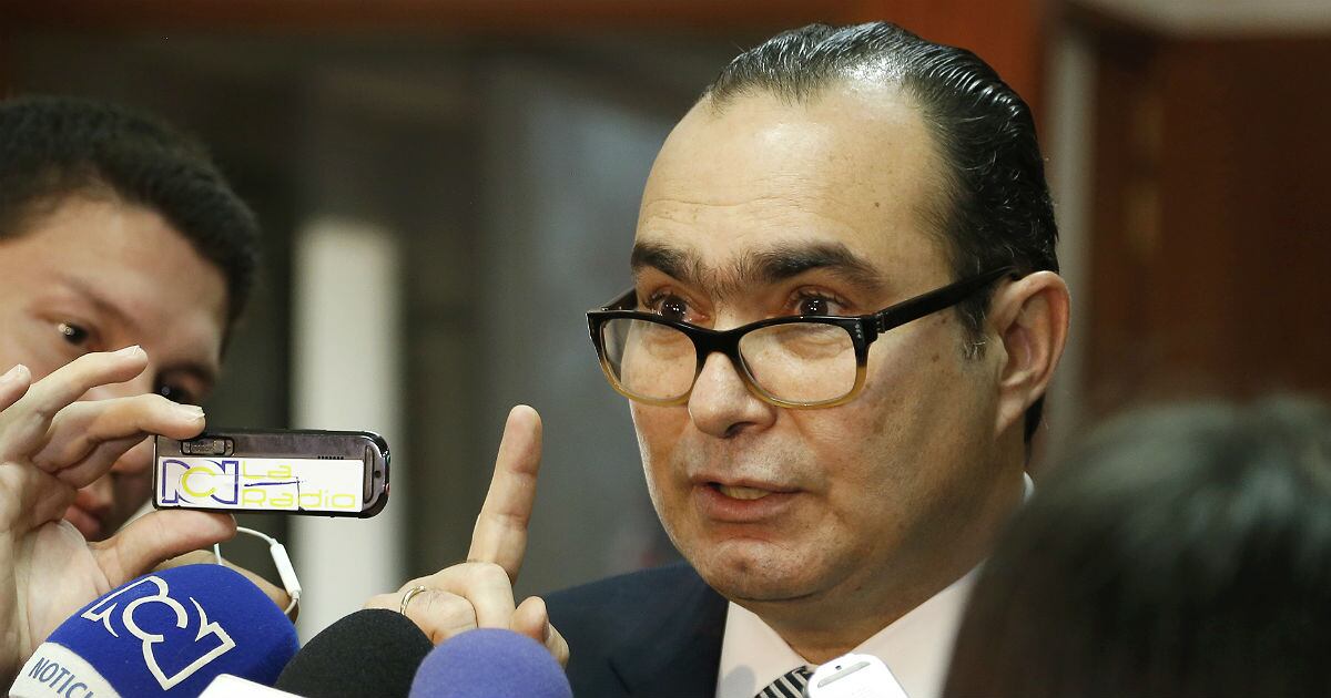 El magistrado, investigado por un presunto soborno, empezó a prender su ventilador. El primer salpicado, su colega Luis Ernesto Vargas.
