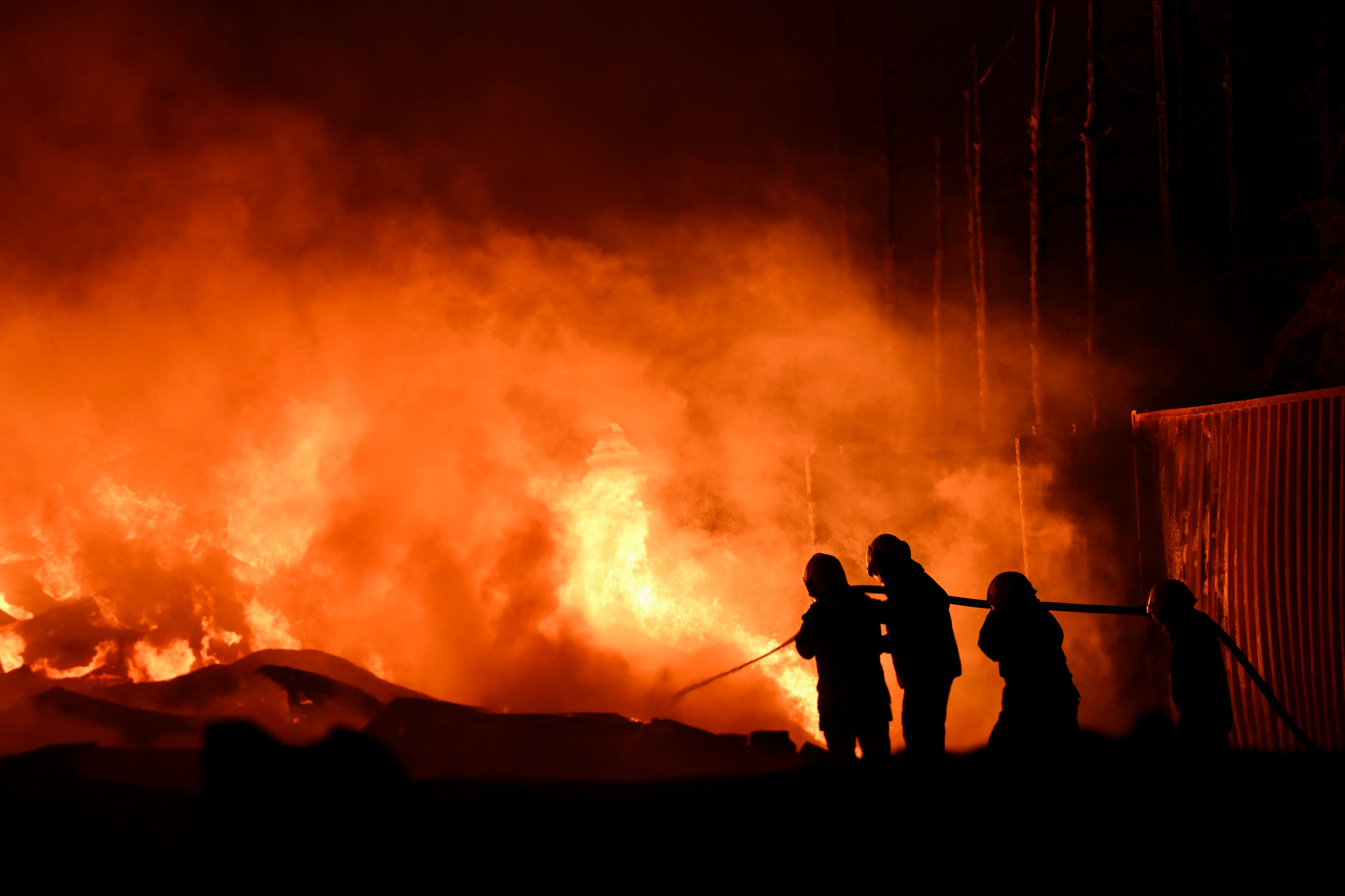 Bomberos trabajan para extinguir un incendio tras una explosión en una zona industrial de Ezeiza, provincia de Buenos Aires, Argentina.