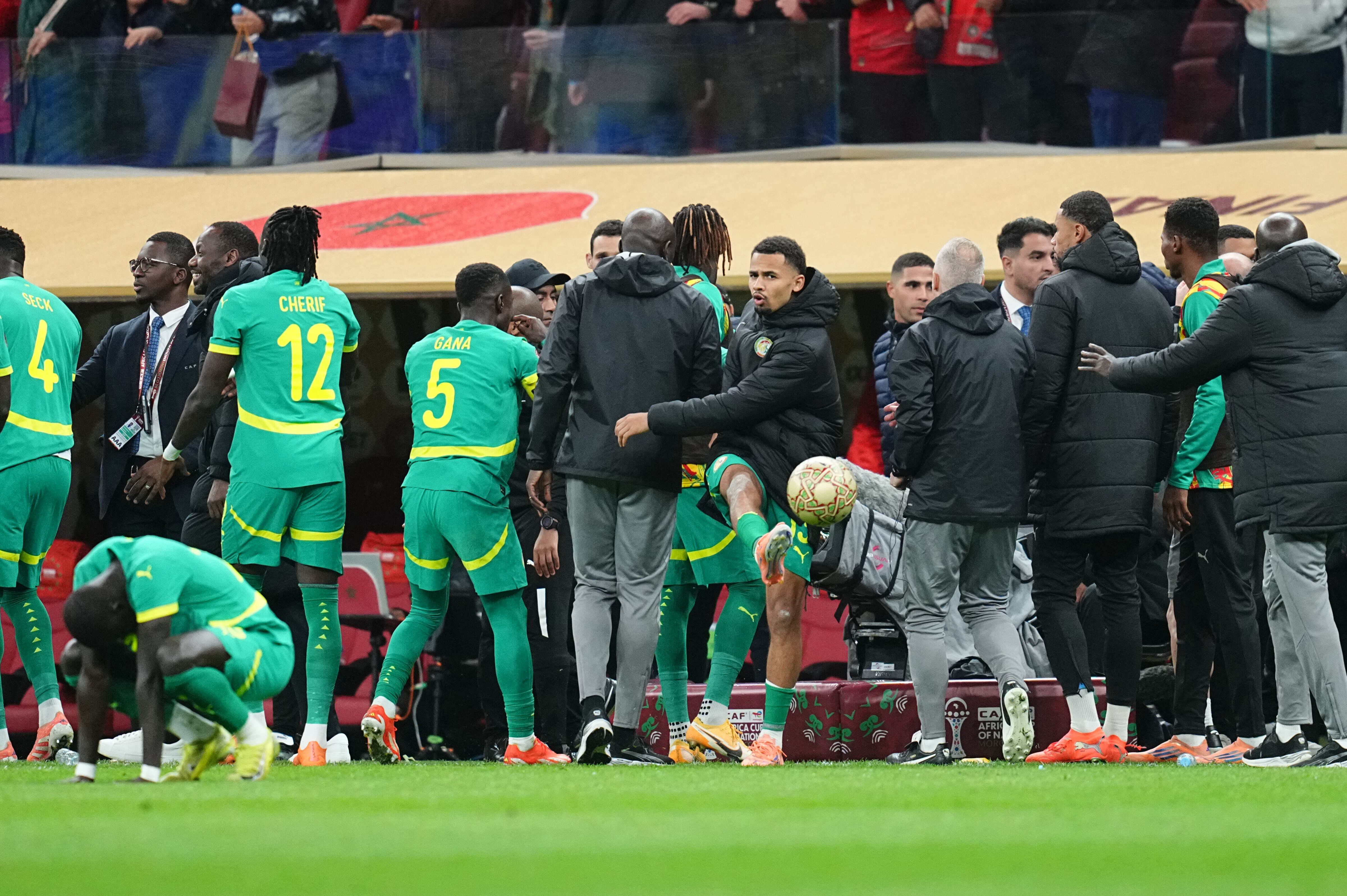Senegal en medio de la protesta que armó en plena final de la Copa de África