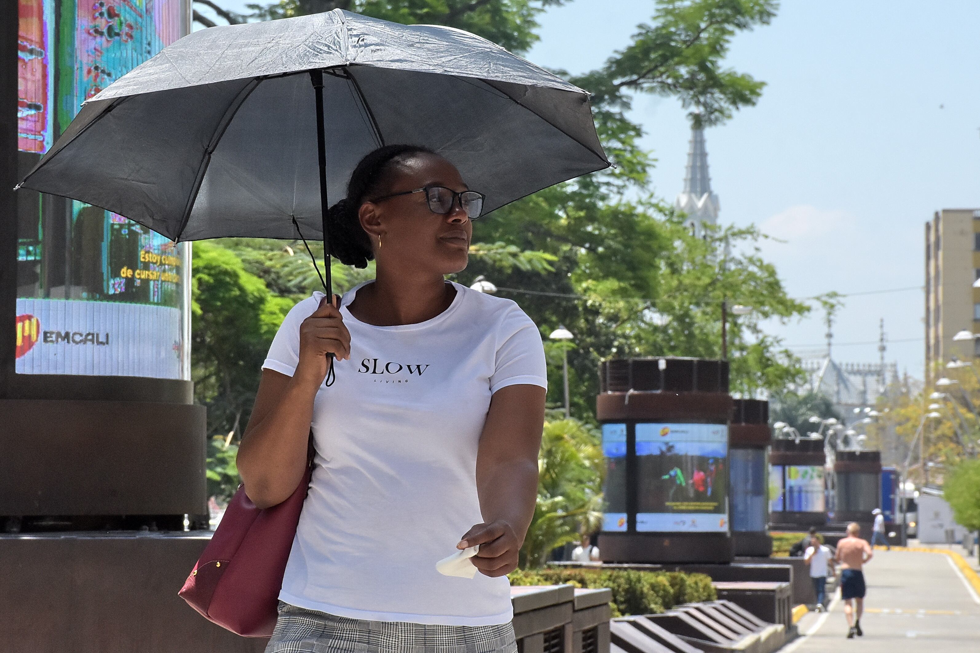 Santiago de Cali amaneció hoy con temperaturas aproximadas a los 34 Grados, esto debido al fenómeno del niño y los caleños se las ingenian para protegerse del inclemente sol que por estos días golpea a la ciudad.