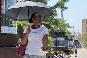 Santiago de Cali amaneció hoy con temperaturas aproximadas a los 34 Grados, esto debido al fenómeno del niño y los caleños se las ingenian para protegerse del inclemente sol que por estos días golpea a la ciudad.