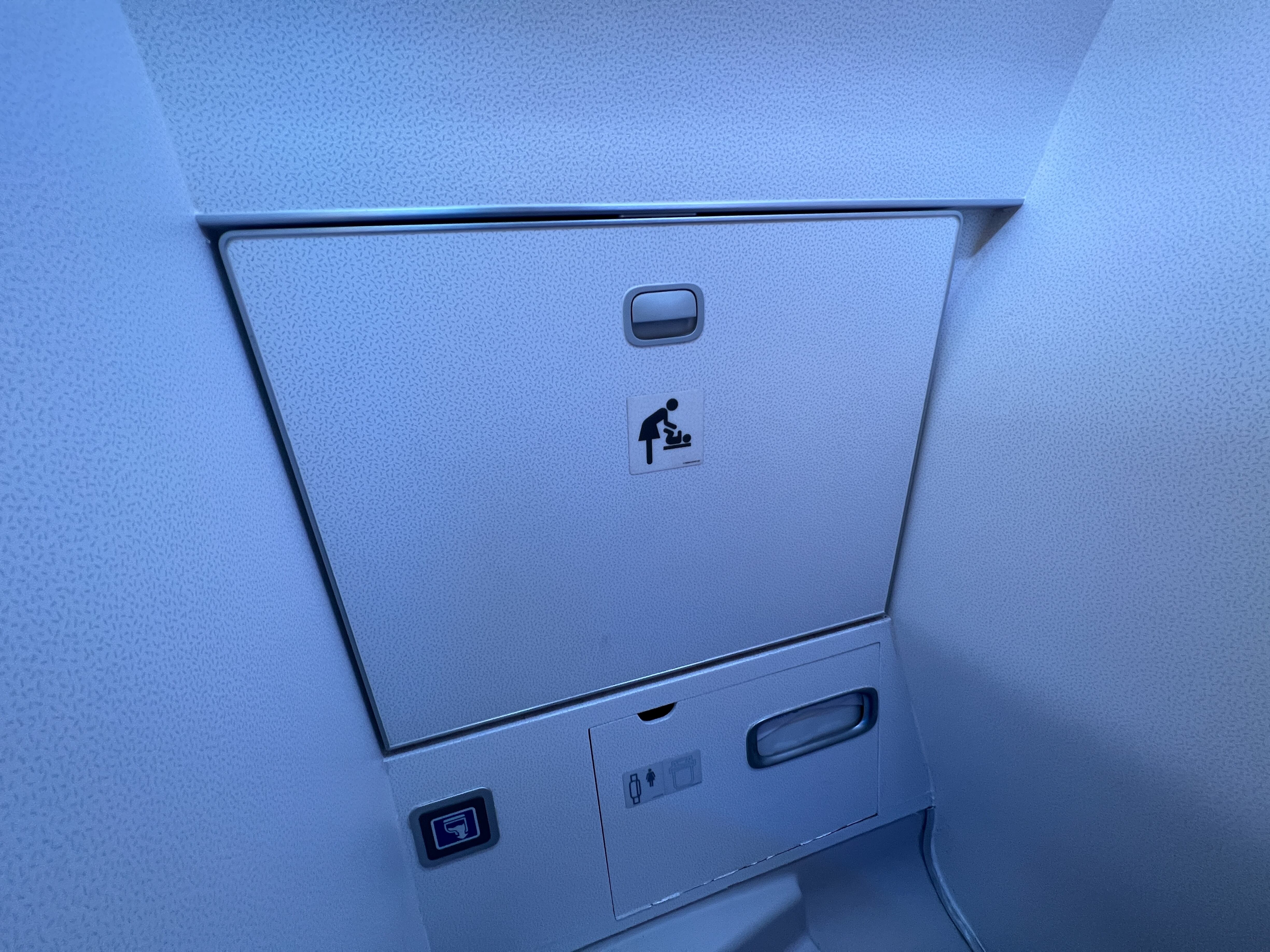 Estación para cambiar pañales en el baño de un avión Airbus