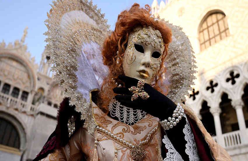 Una juerguista enmascarada posa en la Plaza de San Marcos de Venecia el 17 de febrero, primer día del Carnaval. Las festividades serán hasta el próximo 5 de mazo. FOTO: Vincenzo PINTO / AFP