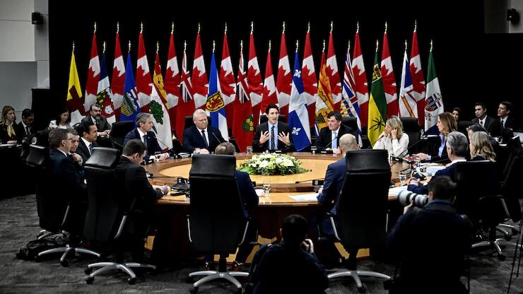 El primer ministro de Canadá, Justin Trudeau, acompañado por el ministro de Finanzas y Asuntos Intergubernamentales, Dominic LeBlanc, y la ministra de Relaciones Exteriores, Mélanie Joly, se reunió con los primeros ministros canadienses para elaborar estrategias para enfrentar las amenazas arancelarias de Trump