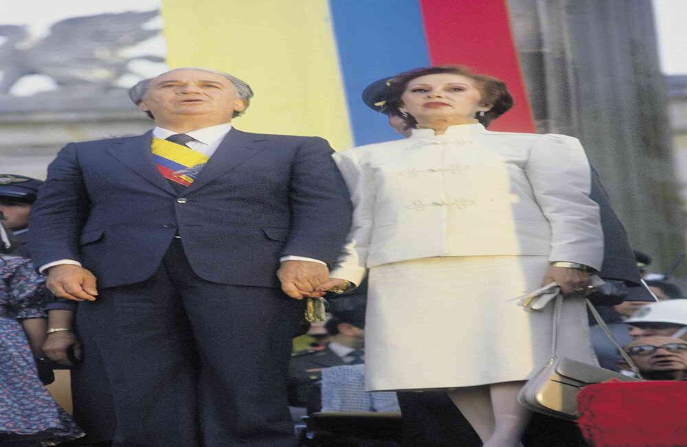 Belisario Betancur aspiró en cuatro oportunidades a la presidencia, la última fue en 1982, cuando ganó frente a Alfonso López Michelsen. En la imagen el 7 de agosto de 1982, día de su posesión, junto a su primera esposa Rosa Helena Álvarez Yepes. Archivo SEMANA.