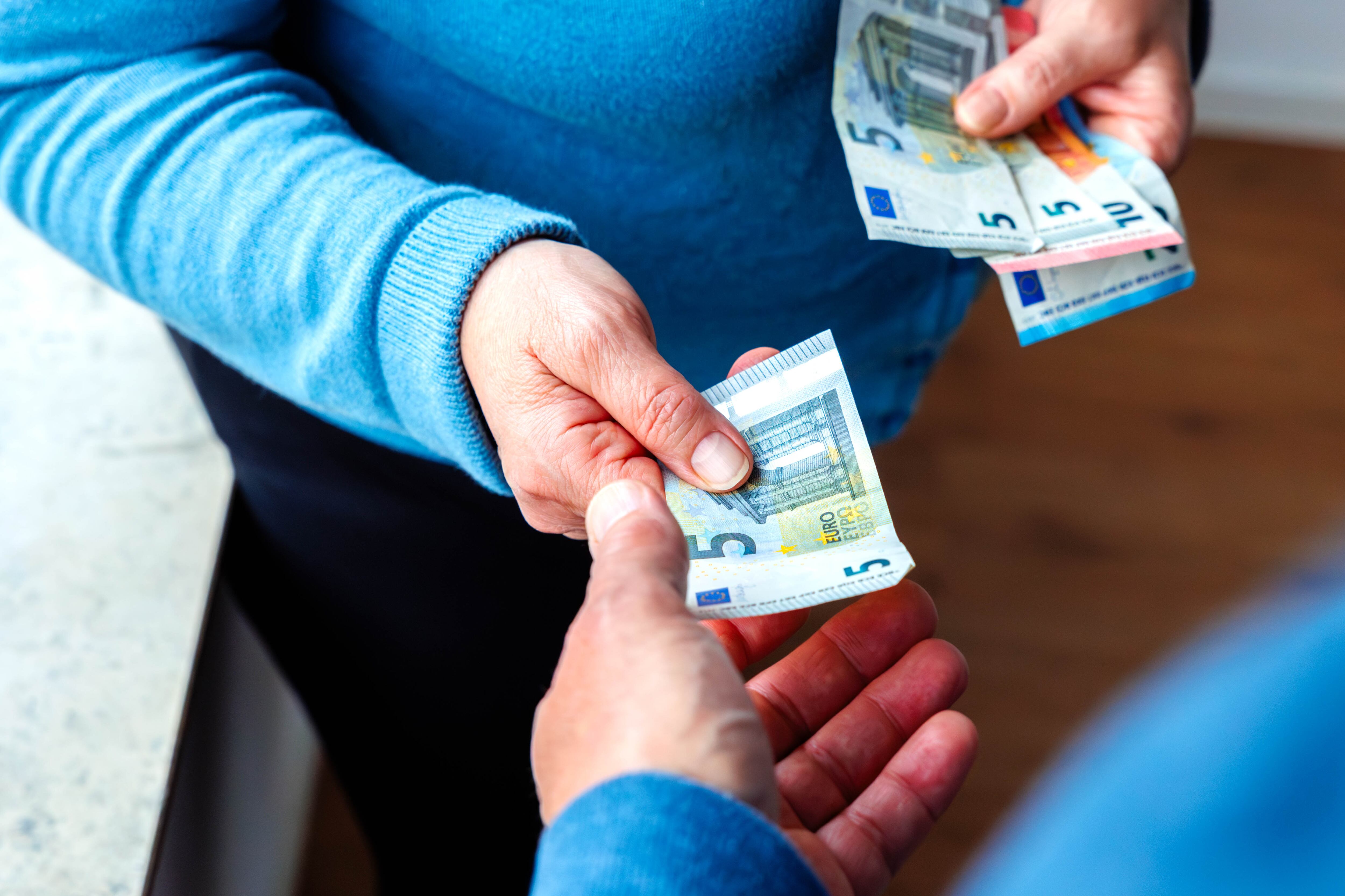 El uso del efectivo, es visto como una forma de protegerse contra posibles crisis y mantener un control tangible sobre las finanzas personales.