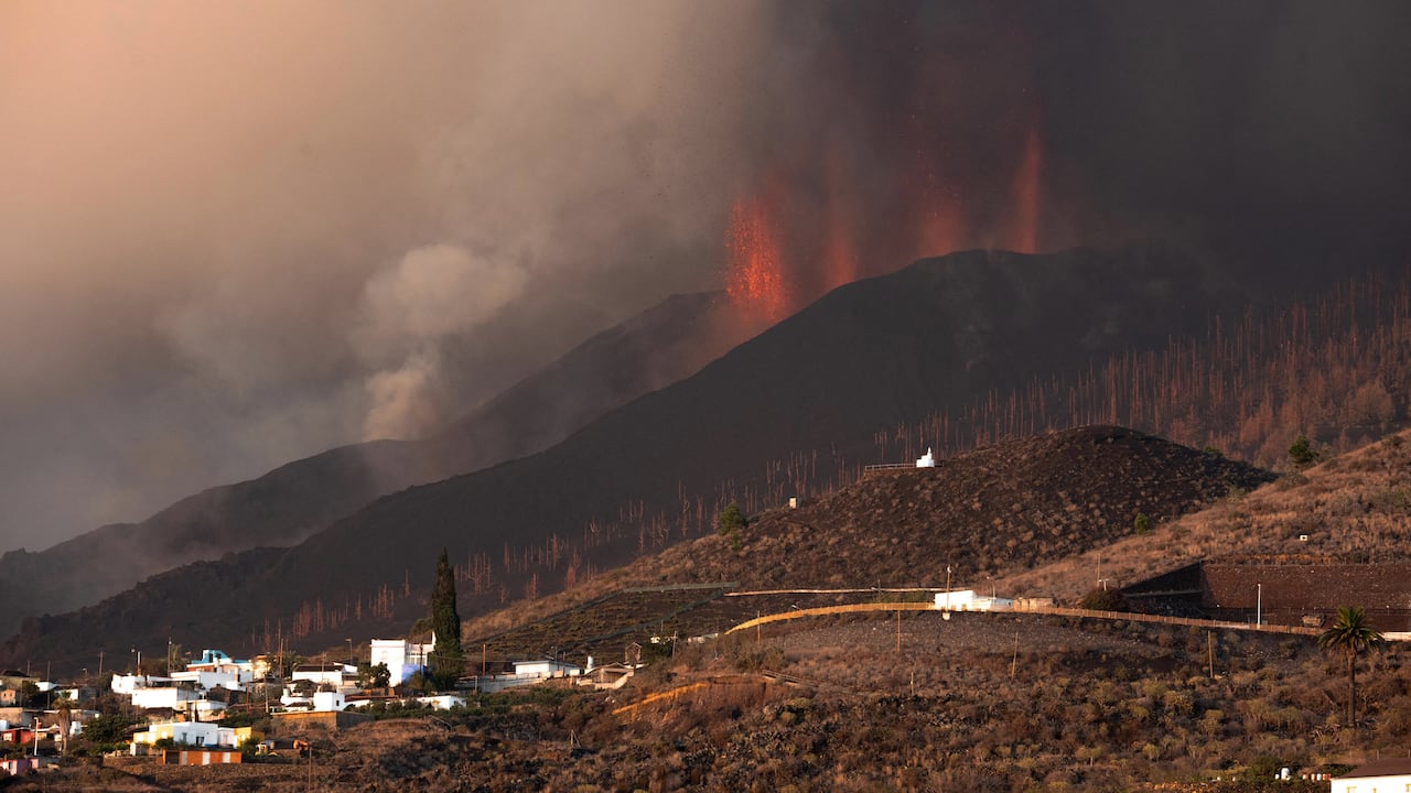 El volcán Cumbre Vieja arroja lava, ceniza y humo visto desde Los Llanos de Aridane en la isla canaria de La Palma el 25 de septiembre de 2021. - Nubes de espesa ceniza negra de erupciones volcánicas en el archipiélago de Canarias obligaron al cierre del aeropuerto en La isla de La Palma hoy, dijeron las autoridades. (Foto de DESIREE MARTIN / AFP)