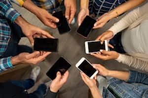 Al buscar el smartphone de gama media ideal, estas 8 recomendaciones son fundamentales para garantizar una compra informada y satisfactoria.