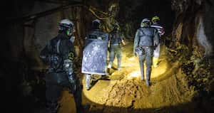 En la guerra por el oro, los mineros ilegales lanzan cerca de 100 tatucos con explosivos al día, causando lesiones a miembros de la fuerza pública y a la población civil.