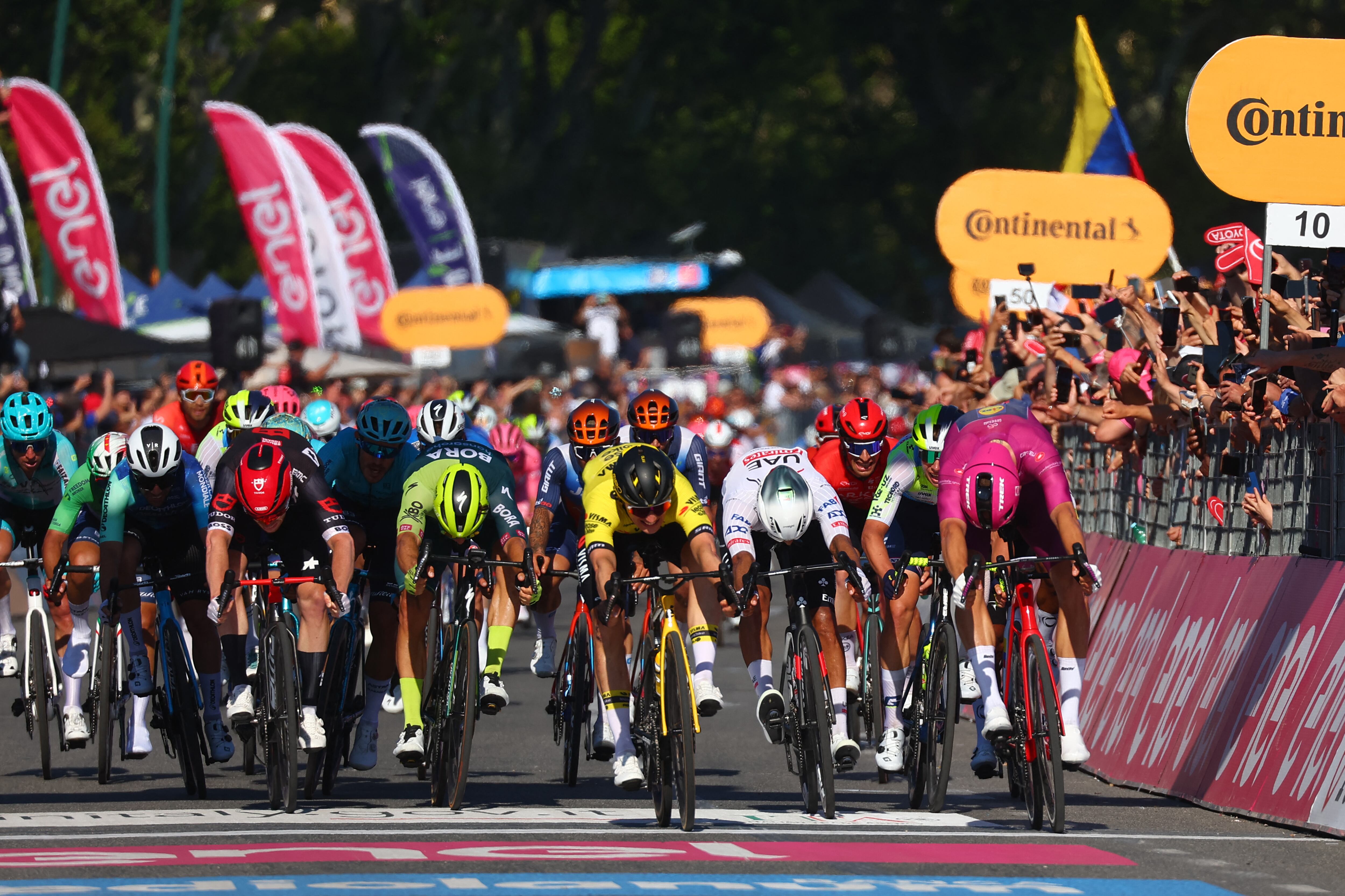 Team Visma�Lease a Bike's Dutch rider Olav Kooij (C) sprints to win the 9th stage of the 107th Giro d'Italia cycling race, 214km between Avezzano and Naples, on May 12, 2024. (Photo by Luca Bettini / AFP)
