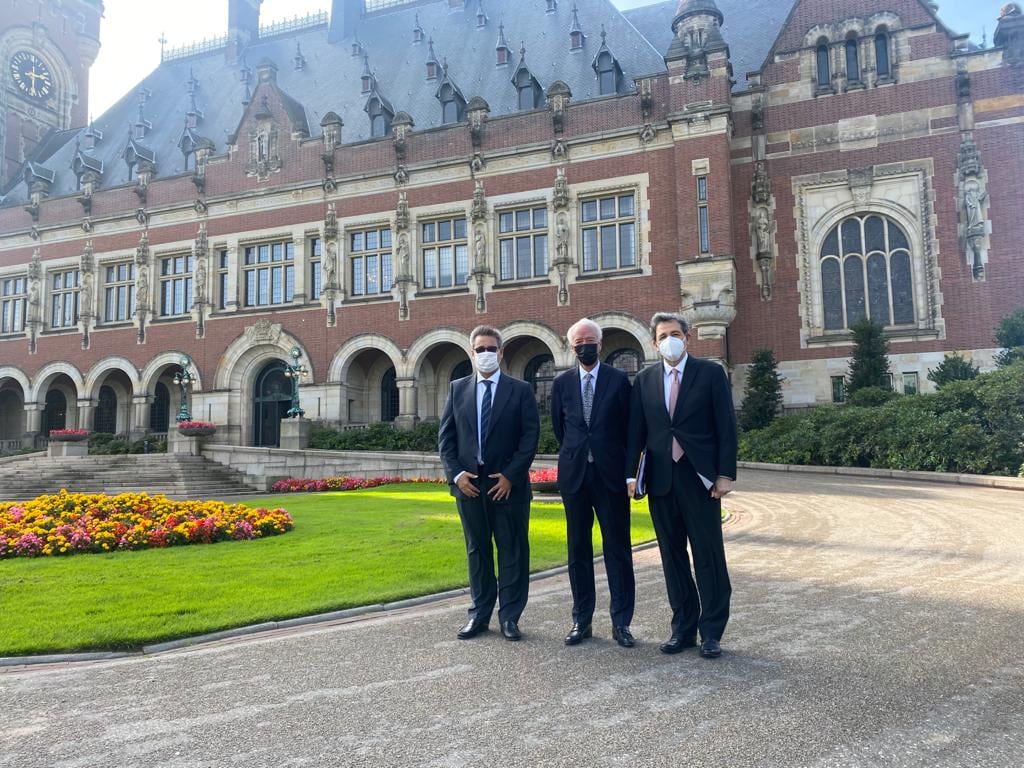 Equipo de defensa de Colombia ante La Haya