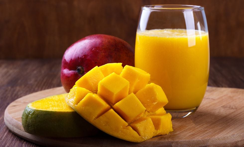 El mango es rico en fibra, lo que es beneficioso para la salud digestiva en general. Sin embargo, consumir fibra por la noche puede causar molestias digestivas, como indigestión, gases y reflujo ácido. Estas molestias pueden dificultar conciliar el sueño y mantenerte despierto durante la noche.