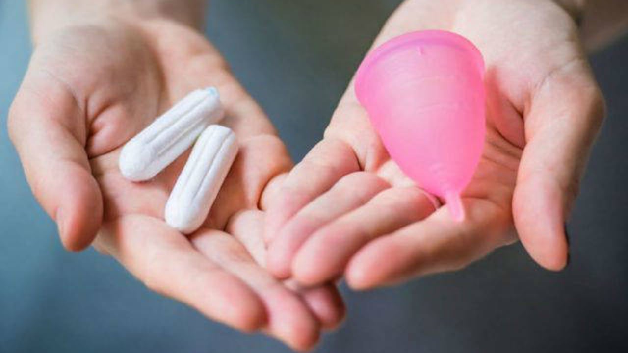 Hay distintas marcas, colores, materiales y tamaños de copa menstrual. Foto: Pixabay