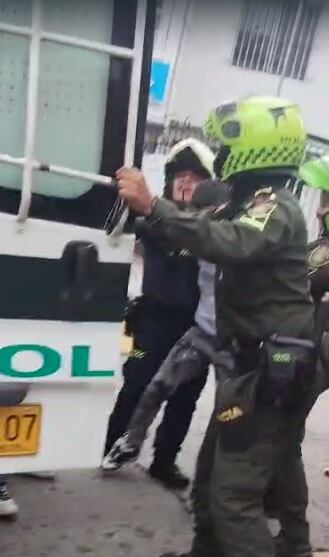 Así fue la heroica acción de una patrullera que evitó el robo de una camioneta en Cali.