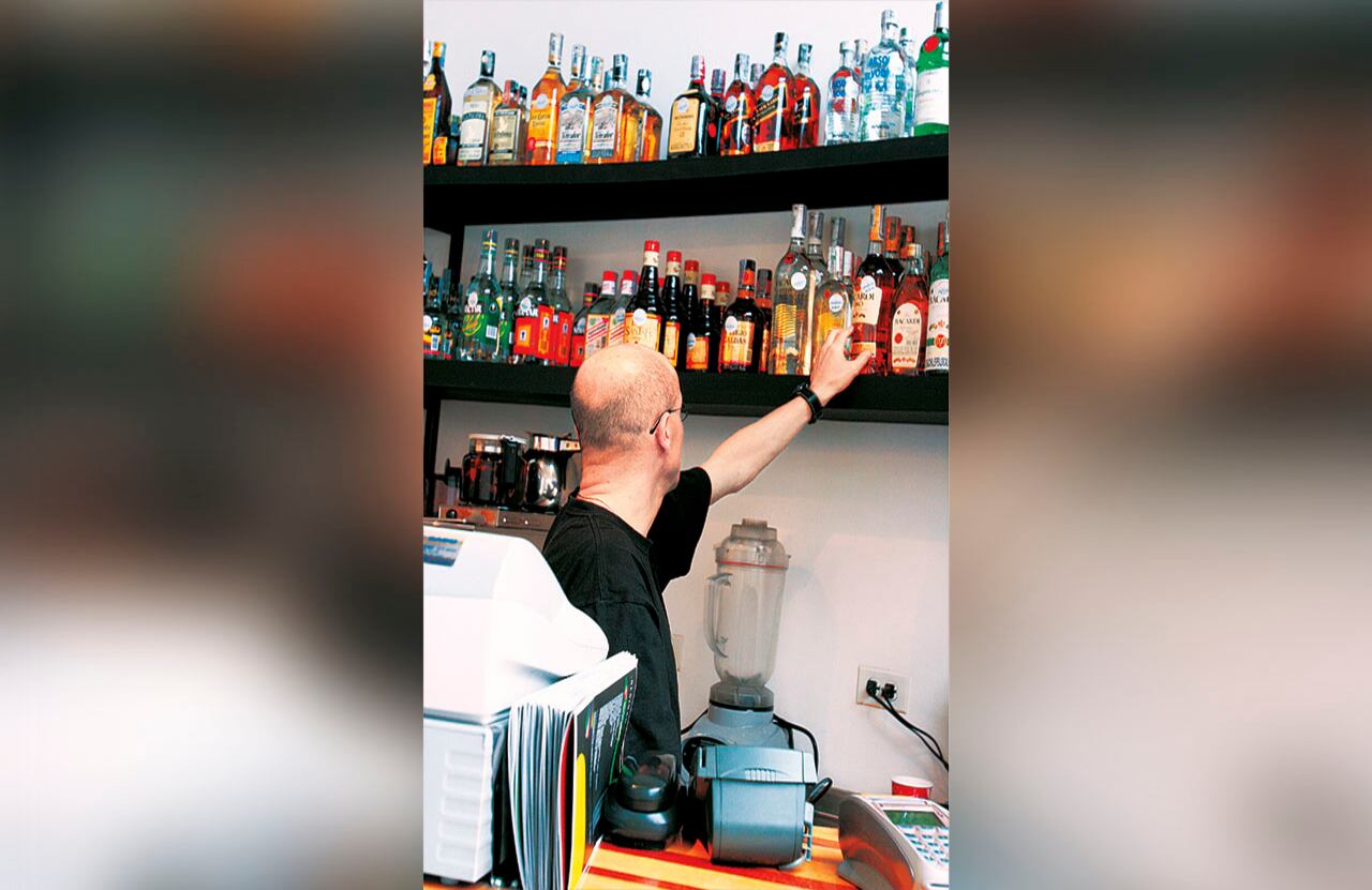 El mercado negro de licor adulterado, una amenaza latente para los ciudadanos en la época decembrina.