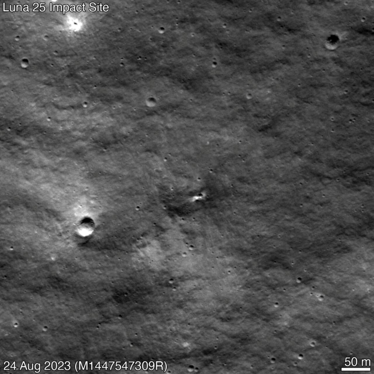 Una imagen del Lunar Reconnaissance Orbiter (LRO) de la NASA del 24 de agosto de 2023 muestra un cráter en la superficie de la luna, probablemente el lugar del impacto de la misión rusa Luna-25