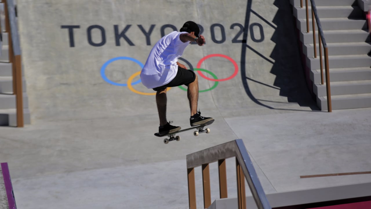 Jhancarlos González compitiendo en skateboarding en los Juegos Olímpicos de Tokio 2020.