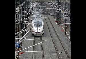 ESPAÑA, Barcelona: El primer tren de alta velocidad (AVE), que conectará Madrid con Barcelona en poco más de dos horas y media, sale de la estación de Sants en Barcelona después de la inauguración de la nueva línea de 20 de febrero de 2008. El enlace entre Barcelona y Madrid permitirán reducir el tiempo de viaje en más de un tercio.